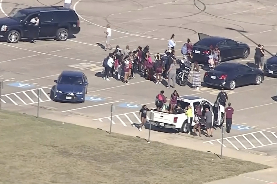 Schüsse an Schule in Texas! 18-Jähriger eröffnet das Feuer und verletzt mehrere Personen