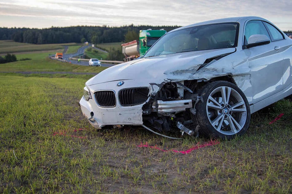 Der BMW war gerade beim Überholen, als der schwere Unfall passierte.