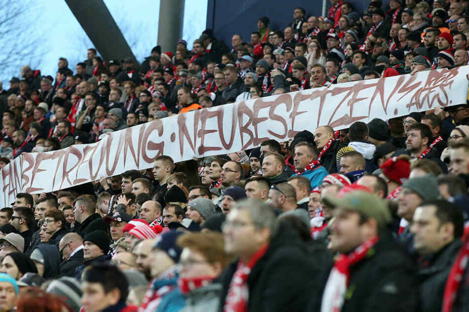 Die RB-Anhänger skandierten "Fanbetreuung neu besetzen". Kommende Woche will sich Klubboss Oliver Mintzlaff mit Fanclub-Vertretern treffen.