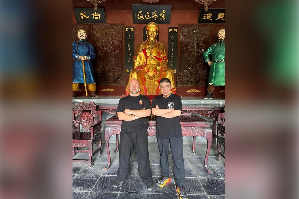Gerade in China: Ronny Schönig (l.) besucht mit seinem Meister Shen Xijing den Ort Chenjiagou, dem Ursprungsort des Chen Taijiquan-Stils.
