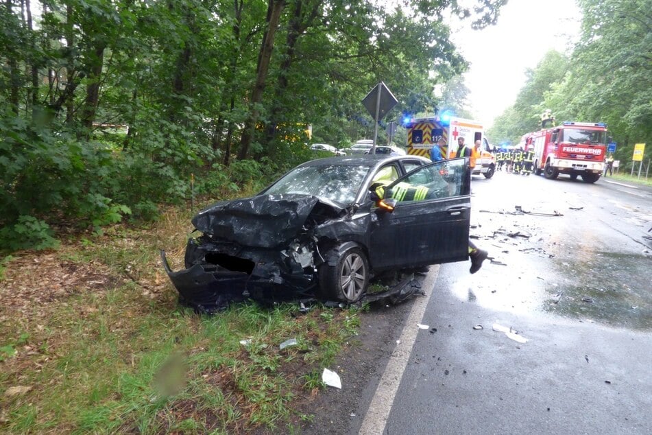 Der Golf des 56-jährigen Fahrers aus Halstenbek ist durch den Unfall an der Front extrem beschädigt.