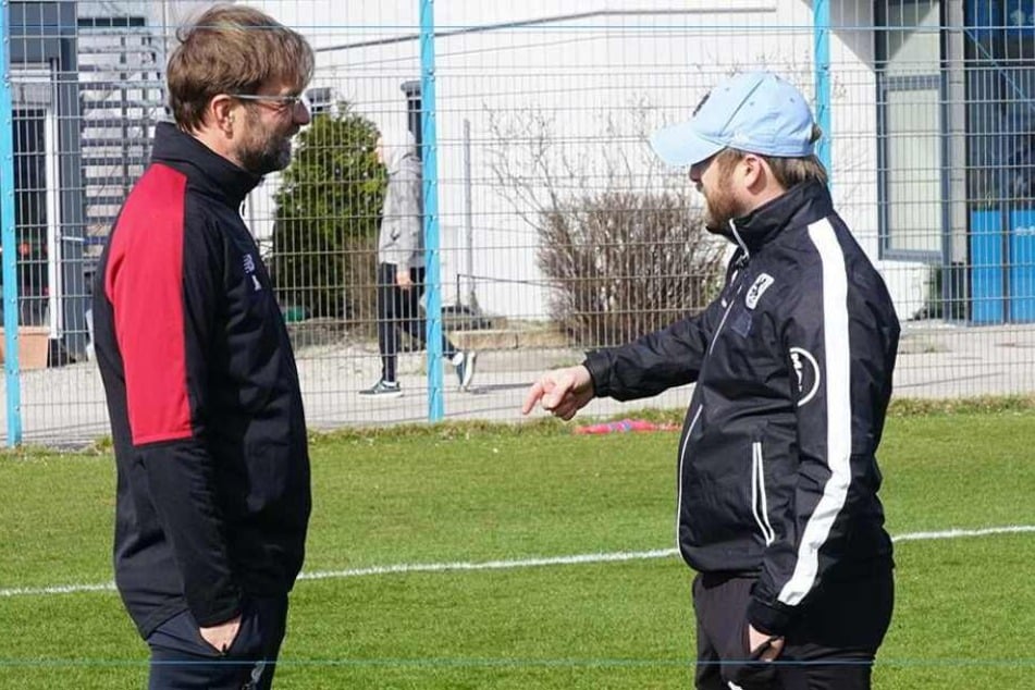 Trainer unter sich: Jürgen Klopp (l.) vom FC Liverpool mit Löwen-Coach Bierofka im Gespräch.