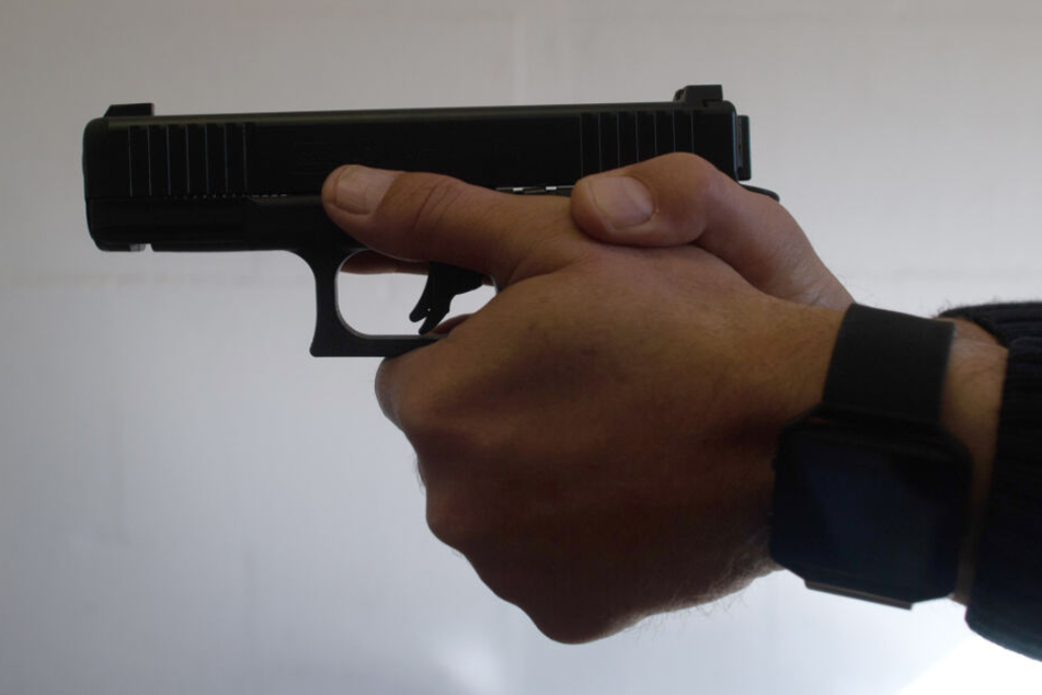Eine Person hält eine Waffe in der Hand. (Symbolbild)