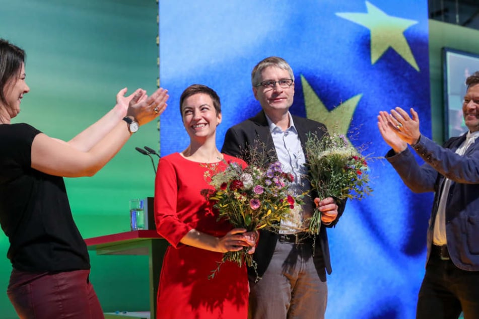 Robert Habeck (r.) und Annalena Baerbock (l.), die Bundesvorsitzenden von Bündnis 90/Die Grünen beglückwünschen die frisch gekürten Kandidaten für die Europawahl, Ska Keller (Listenplatz 1) und Sven Giegold (Listenplatz 2), während der 43. Bundesdelegiert