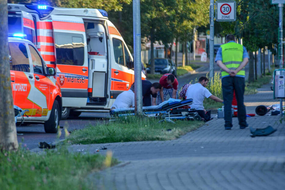 An der Unfallstelle kümmerten sich Sanitäter um den schwerverletzten Biker.