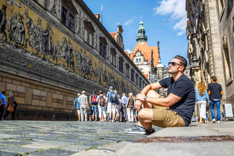 TAG24 ging mit dem Bachelor von 2018 auf Sightseeing-Tour. Den Fürstenzug kannte der Berliner bisher noch nicht.