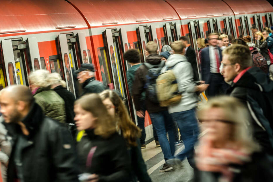 Wem der Zustand der S-Bahn nicht passt, kann in Zukunft dem Reinigungspersonal per WhatsApp bescheid geben.
