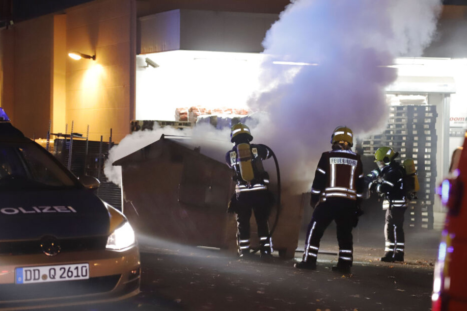 Im Anlieferbereich eines Baumarktes in Chemnitz brannte am Mitwochabend ein Container.
