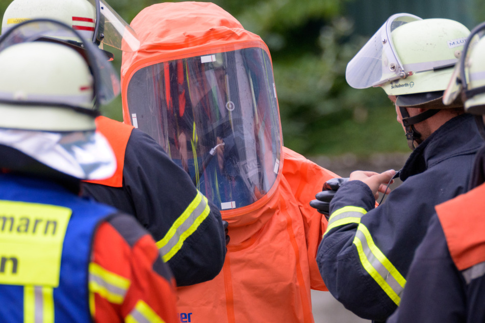 Unter Atemschutz durchsuchten die Einsatzkräfte einen Schacht und fanden die Quelle für den Gasgeruch.