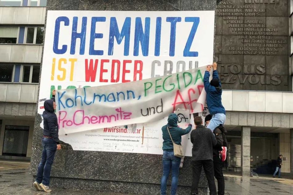 Die jungen Leute malten Transparente und hängten sie am Sockel des Denkmals auf.