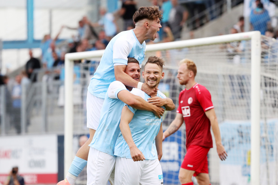 CFC-Kicker Kevin Freiberger (r.) trifft zum 3:2 und jubelt mit Felix Schimmel und Riccardo Grym (l.).