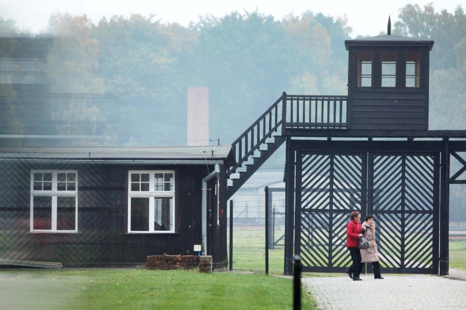 Zwei Besucher gehen am Eingang des Stutthof Museums in Sztutowo (Polen) vorbei. (Archivbild)