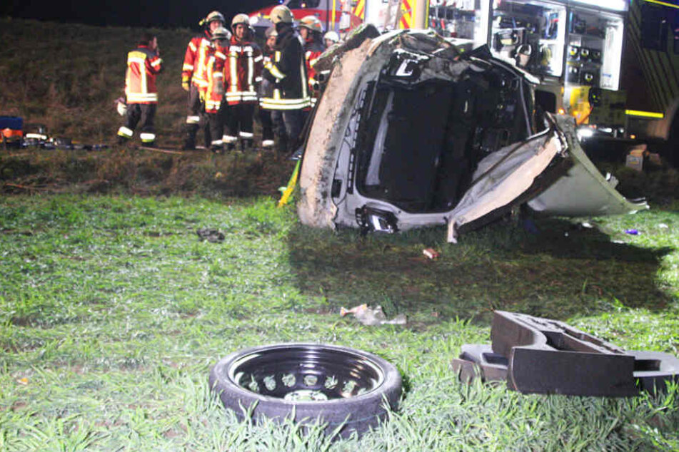 Der VW Golf des 22 Jahre alten Fahrers wurde bei dem Unfall komplett zerstört.