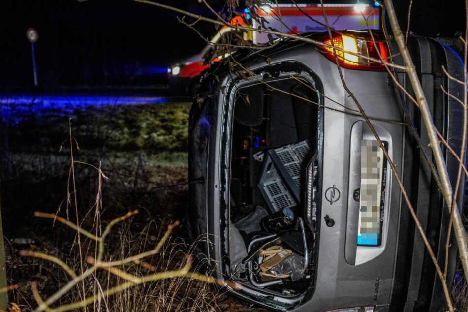 In Esslingen überschlug sich ein Auto und kam 100 Meter weiter in einem Wald zum Stehen.