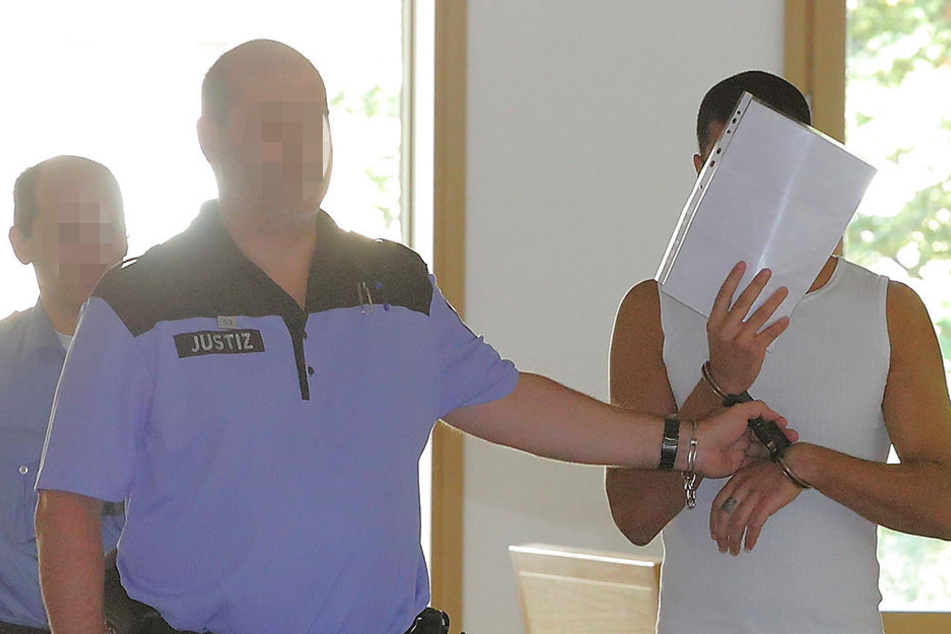 "Er rastet bei jeder Kleinigkeit aus", sagte die Verlobte (18) des Angeklagten. Deshalb wurden Mazen R. (29) vor der gestrigen Verhandlung Fußfesseln angelegt.