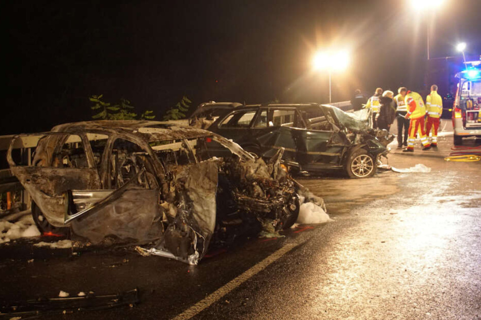 Ein Auto fing kurz nach dem Unfall Feuer.