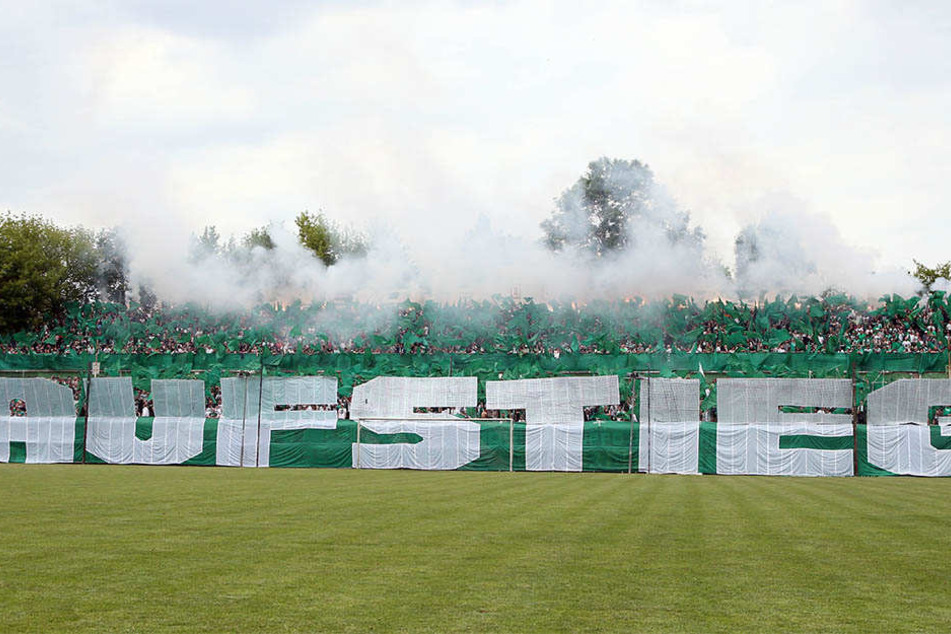 Vor dem Anpfiff sollte ein riesiger "AUFSTIEG"-Banner die Spieler daran erinnern, was sie gegen Jena erreichen können. Die Aktion scheint gefruchtet zu haben.