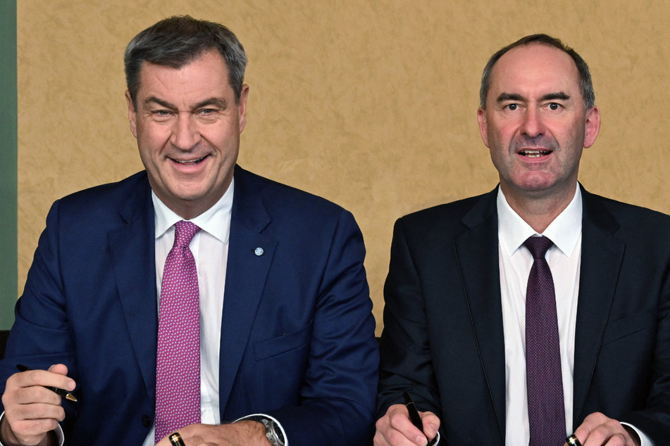 Haben gut Lachen: Die Chefs der Regierungs-Koalition, Markus Söder (57, CSU, l.) und Hubert Aiwanger (53, Freie Wähler).