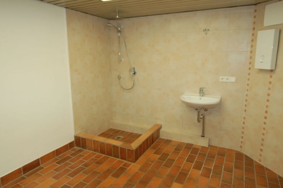 Das Badezimmer ist zumindest schön groß.