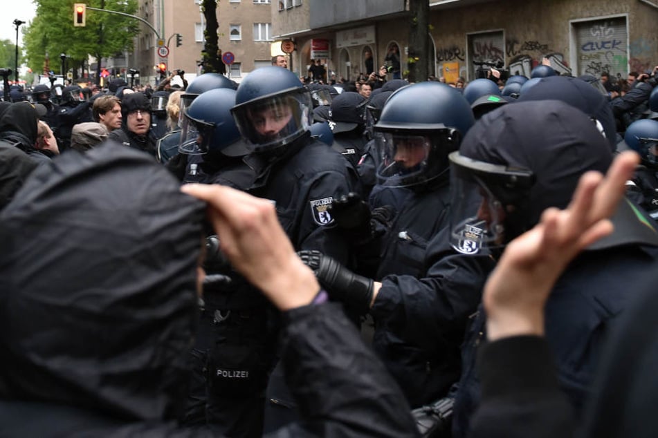 Polizisten stehen vermummten Teilnehmern der "Revolutionären 1. Mai-Demonstration" linker Gruppen gegenüber.