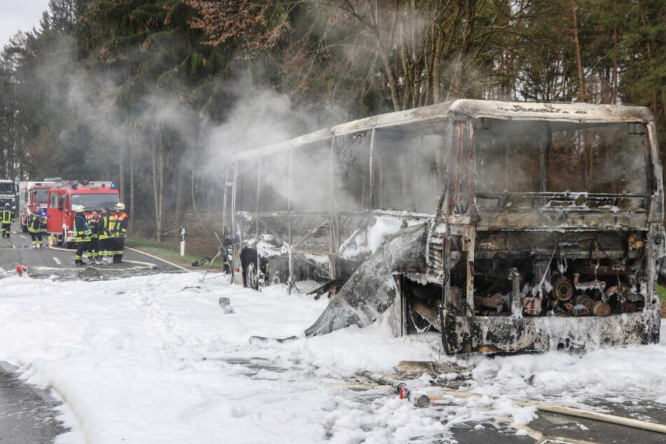 Der Bus hatte während der Fahrt plötzlich Feuer gefangen.