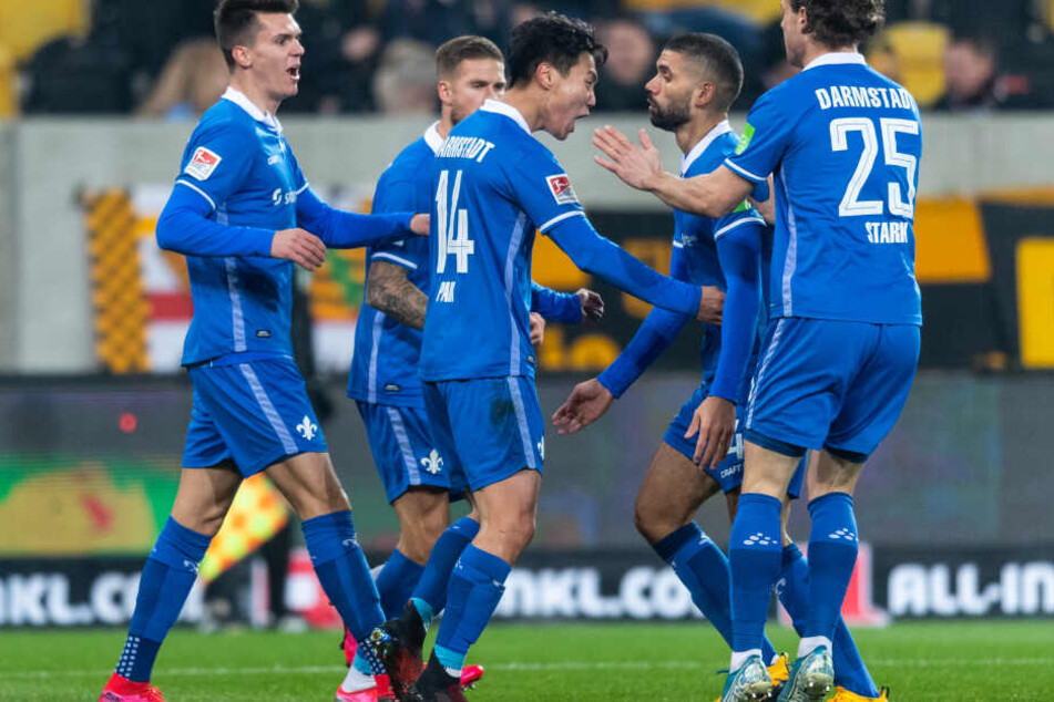 Der Darmstädter Paik Seung-ho (Mi.) bejubelt seinen Treffer zum zwischenzeitlichen 1:1 gegen Dresden.