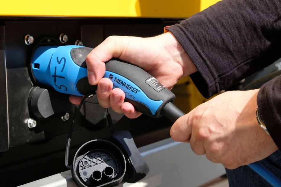 Die Fahrzeugbatterien müssen etwa neun Stunden per Kabel geladen werden.