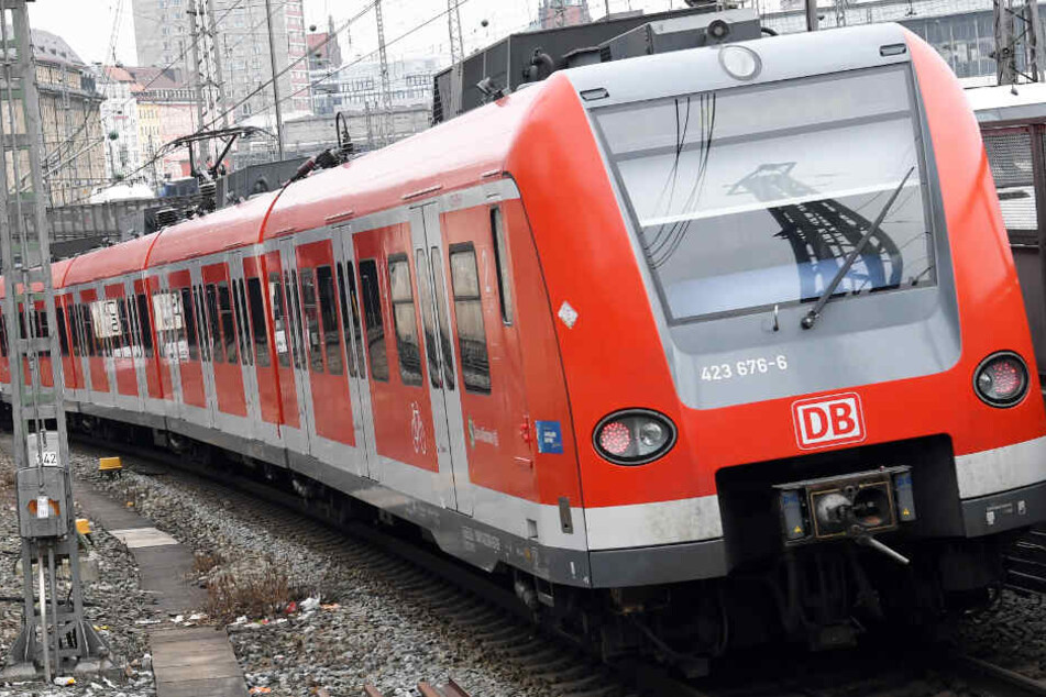 In München wurde ein 23-jähriger Mann von einer S-Bahn erfasst. (Symbolbild)
