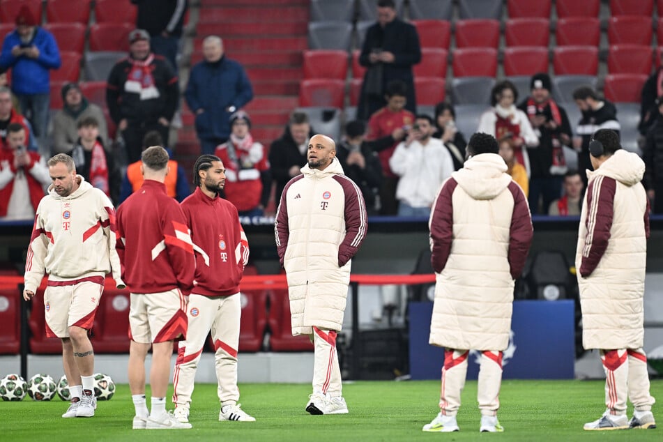 Kompany (M.) und seine Mannschaft begehen den Platz in der Allianz Arena.