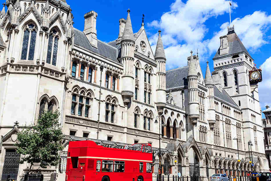 Hier wird verhandelt: Die Königlichen Gerichtshöfe residieren in diesem neugotischen Prachtbau an "The Strand" in London.