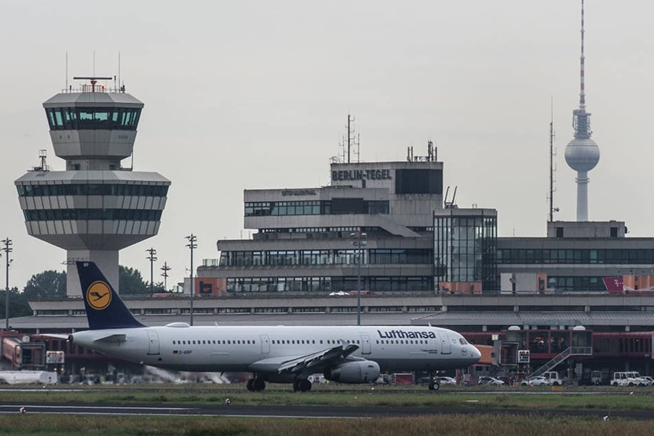 Eine Maschine der Lufthansa rollt am frühen Abend auf dem Flughafen Berlin-Tegel zu ihrer Parkposition.