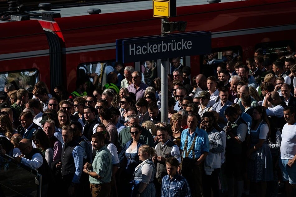 Während der Wiesn herrscht am Halt Hackerbrücke oft dichtes Gedränge. (Archivfoto)