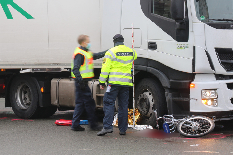 Am Samstag wurde ein Fahrradfahrer von einem Lkw erfasst.
