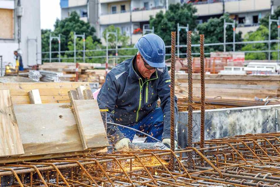 Stahlflechter Rico Müller (47) werkelt momentan fleißig auf dem Bau.
