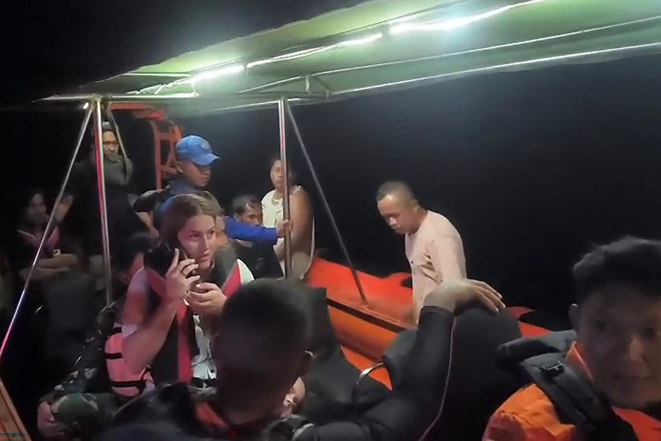 Einsatzkräfte brachten die geretteten Passagiere an Land. Für einen Vater sowie seine drei Kinder kam dagegen jede Hilfe zu spät.