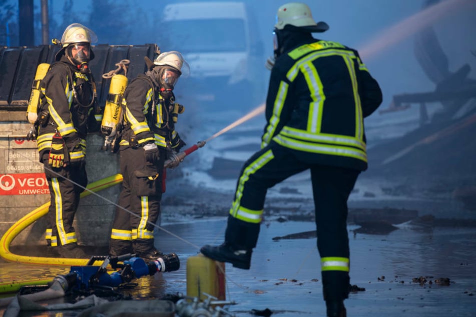 Am frühen Dienstagmorgen hatten die Feuerwehrleute das Feuer erfolgreich bekämpft.