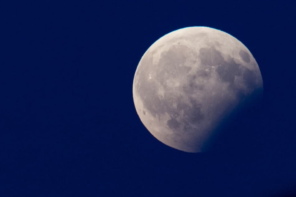 Aufnahme einer partiellen Mondfinsternis am 6. August 2018 über München.