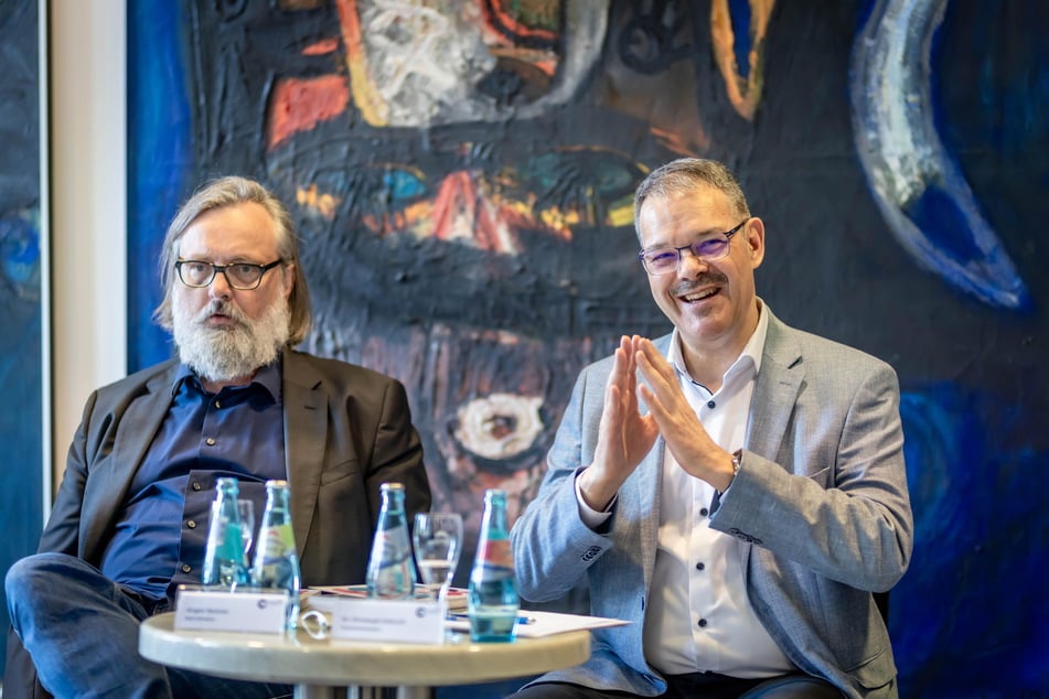 Anspannung und Vorfreude: Generalintendant Christoph Dittrich (r.) und Operndirektor Jürgen Reitzler gestern bei der Vorstellung des Spielplans 2024/25.