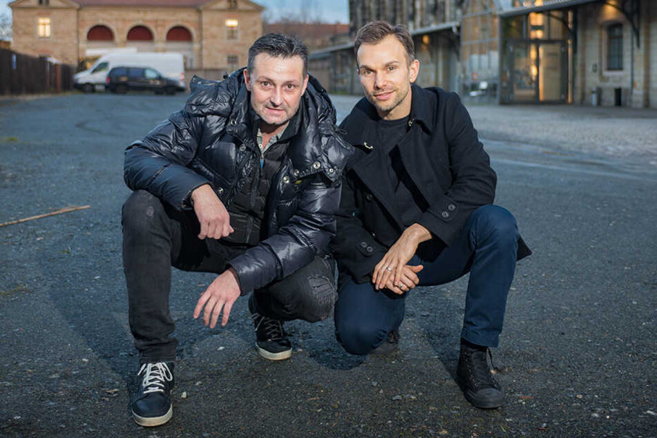 Rodney Aust (46) und sein Kollege Stefan Kästner (36) auf dem Platz vorm Alten Schlachthof. Eben dort sollen die Konzerte stattfinden.