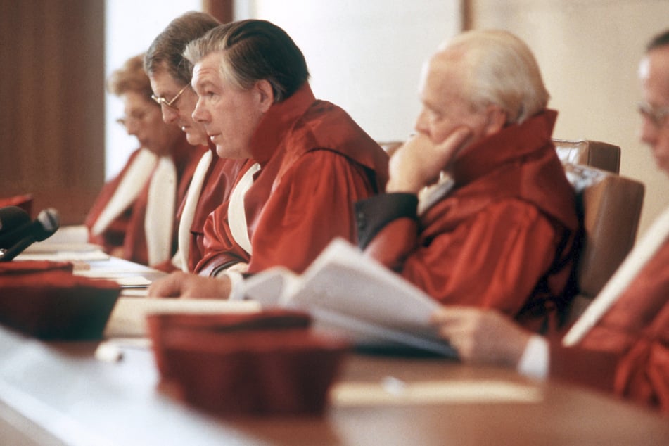 Der Erste Senat des Bundesverfassungsgerichtes 1983 mit Präsident Ernst Benda (M.) bei der Urteilsverkündung über das Volkszählungsgesetz, wonach die Volkszählung stattfinden kann, wenn eine Reihe von Auflagen zum Datenschutz erfüllt werden.