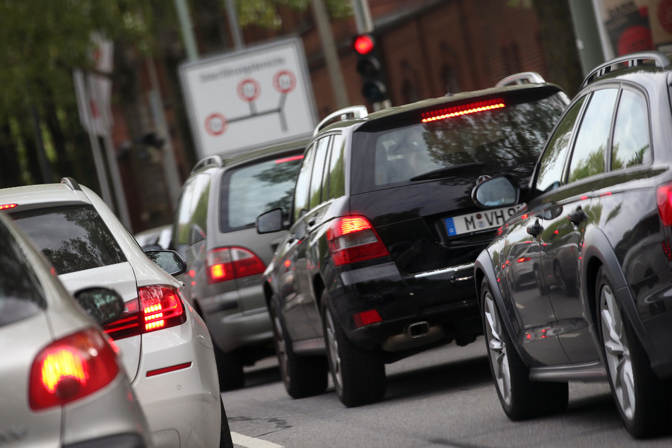Fahrzeuge stehen in München im Stau. Millionen Pendler leiden unter dem täglichen Stau auf dem Weg zur Arbeit.
