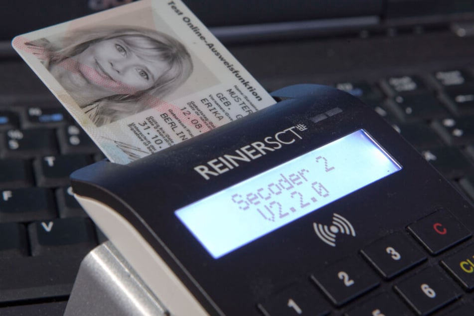 Wer einen neuen Personalausweis mit freigeschalteter ID-Funktion besitzt, kann ab Oktober digital zur Zulassungsstelle.