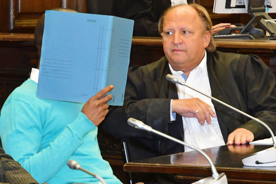 Der Verteidiger Tim Burkert (rechts) verlas zu Prozessbeginn ein Geständnis des Angeklagten.