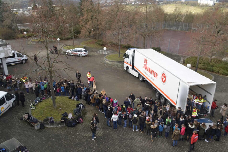 Eine riesige Menschenkette aus Kindern hatte sich zum Lkw gebildet.