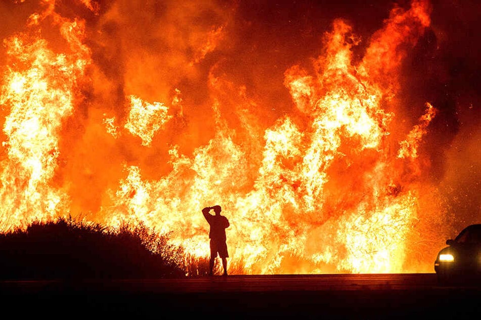 Ein Autofahrer betrachtet das riesige Buschfeuer in Los Angeles.