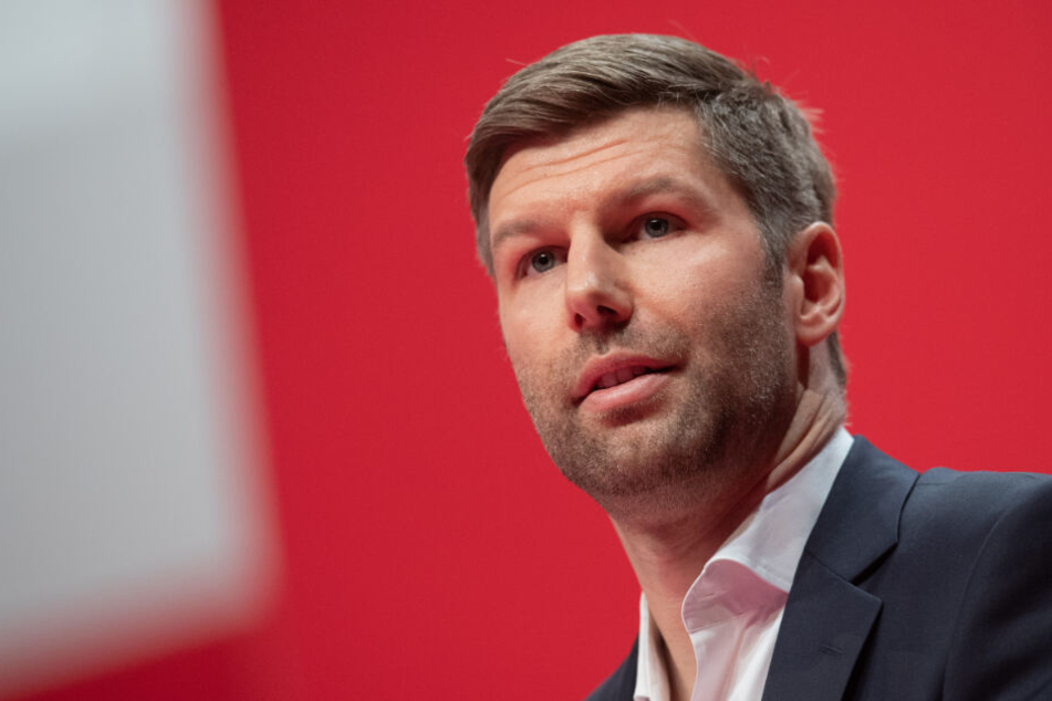 Thomas Hitzlsperger (Foto) gab an, dass zwischen ihm und Tim Walter unterschiedliche Ansichten über die Entwicklung des Kaders bestanden.