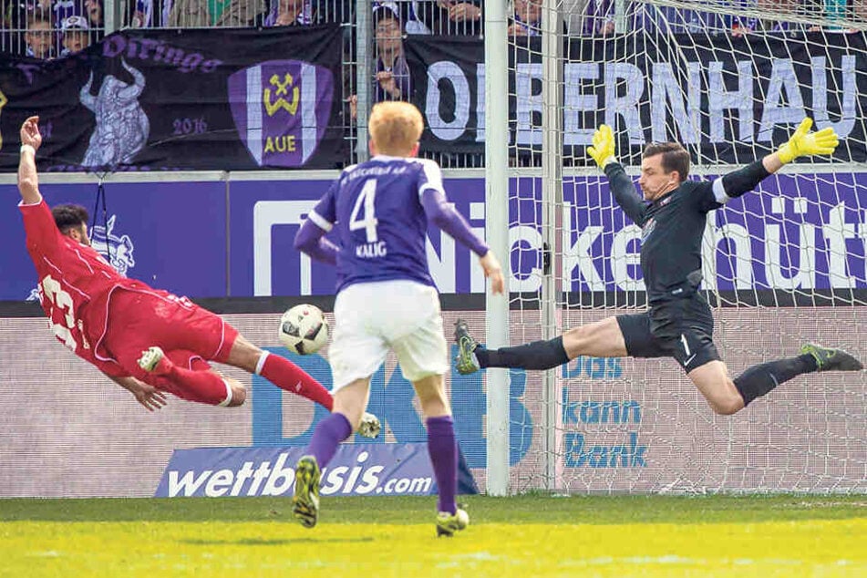 Als Keeper Martin Männel (r.), der hier gegen den Würzburger Elia Soriano rettete, nach seiner Verletzung ins Tor zurückkehrte, hatte die Auer Abwehr wieder den erforderlichen sicheren Rückhalt.