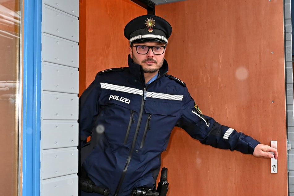 Polizeisprecher Karsten Jäger (37) informierte seit Mittwochmorgen an über den Bombenfund.