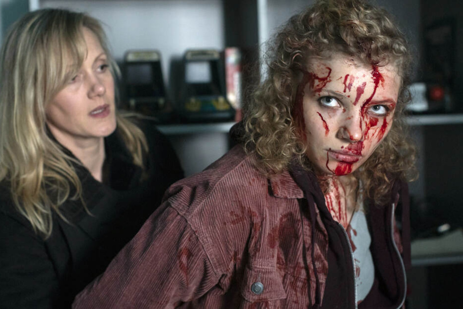 Am Tatort wird Evelyn Kohnai (Luisa-Céline Gaffron, r) blutverschmiert von Kommissarin Martina Bönisch (Anna Schudt, l) festgenommen.