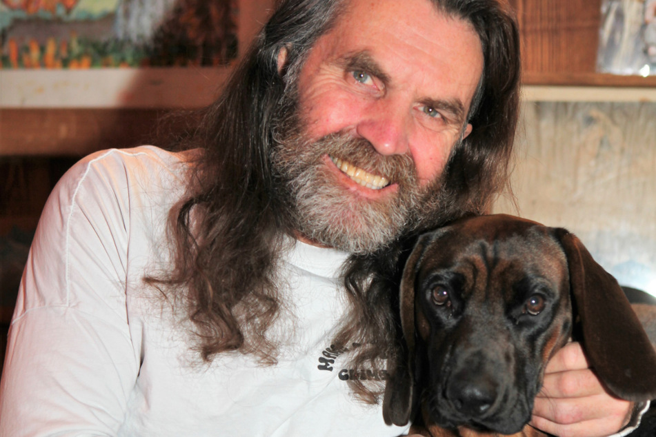 Bergsteiger Thomas Huber (56) mit seinem Hund Cerro. Der Gebirgsschweißhund wurde nun bei einem Unfall getötet.